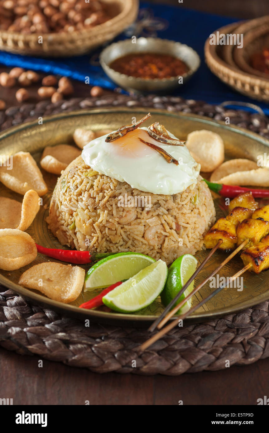 Nasi goreng. Indonesiano riso fritto con saté. Foto Stock