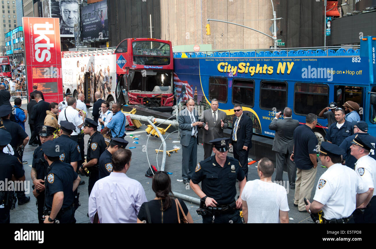 Manhattan, New York, Stati Uniti d'America. 5 Ago, 2014. Due double-decker bus tour crash all'angolo della 47th Street e la Settima Avenue a Times Square il ferimento di almeno 11 persone, Martedì, Agosto 5, 2014. Credito: Bryan Smith/ZUMA filo/Alamy Live News Foto Stock