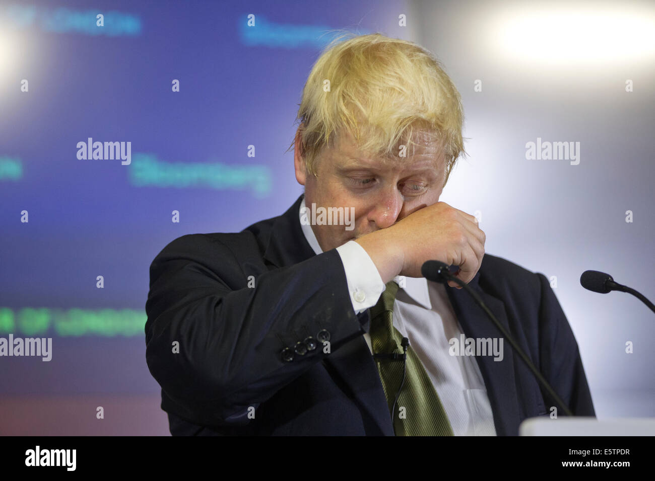 Finsbury Square, Londra, Regno Unito. Il 6 agosto, 2014. Boris Johnson annuncia la sua intenzione di stare nel 2015 elezione generale, dando al contempo dichiarazione europea presso gli uffici di Bloomberg, Londra, UK Credit: Jeff Gilbert/Alamy Live News Foto Stock