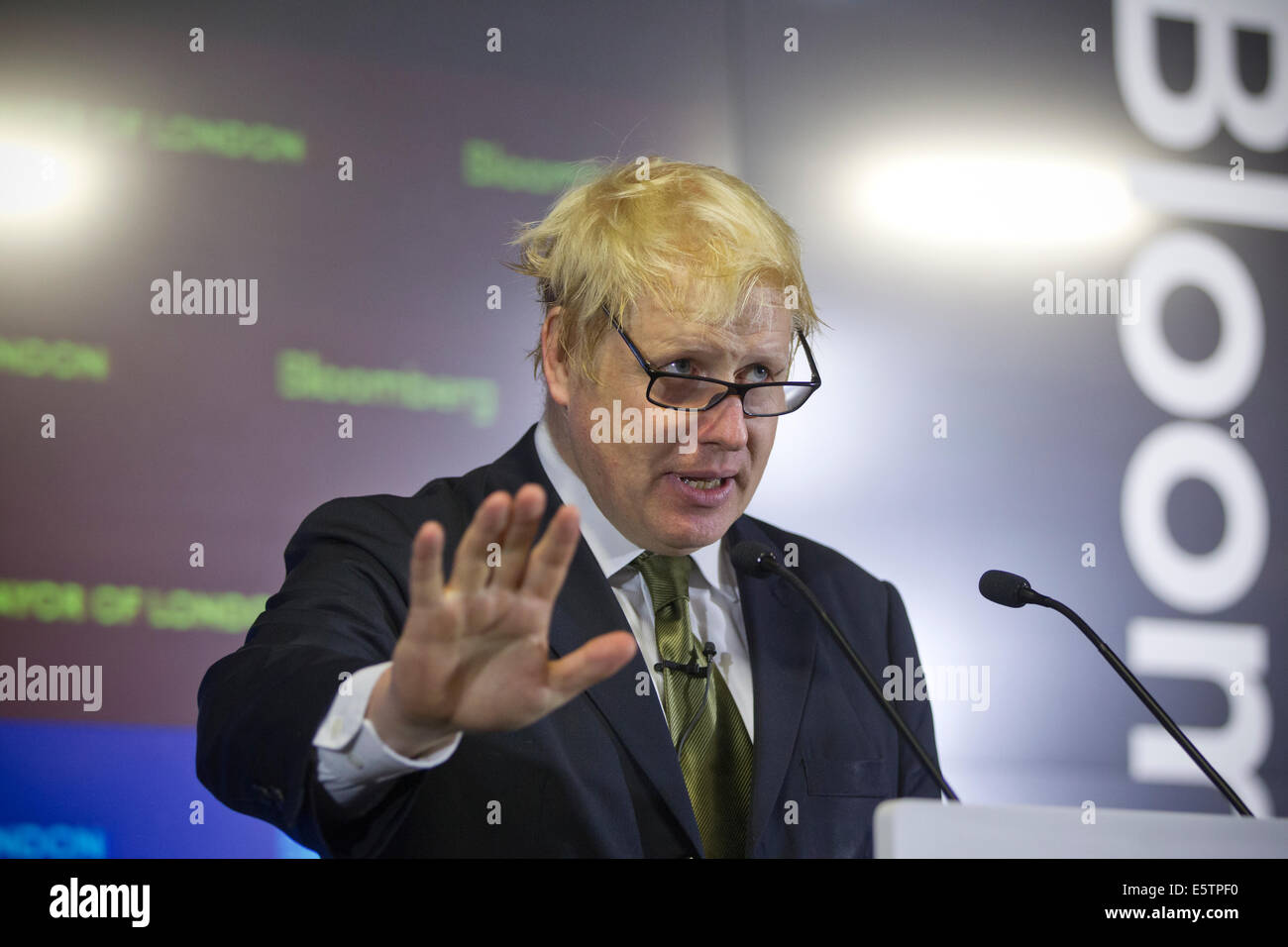 Finsbury Square, Londra, Regno Unito. Il 6 agosto, 2014. Boris Johnson annuncia la sua intenzione di stare nel 2015 elezione generale, dando al contempo dichiarazione europea presso gli uffici di Bloomberg, Londra, UK Credit: Jeff Gilbert/Alamy Live News Foto Stock