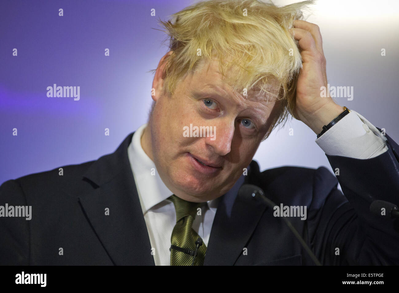 Finsbury Square, Londra, Regno Unito. Il 6 agosto, 2014. Boris Johnson annuncia la sua intenzione di stare nel 2015 elezione generale, dando al contempo dichiarazione europea presso gli uffici di Bloomberg, Londra, UK Credit: Jeff Gilbert/Alamy Live News Foto Stock