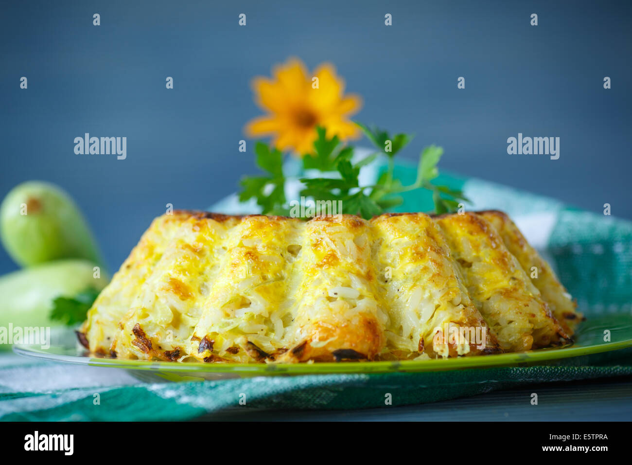 Casseruola di riso con zucchine e frittata al formaggio Foto Stock