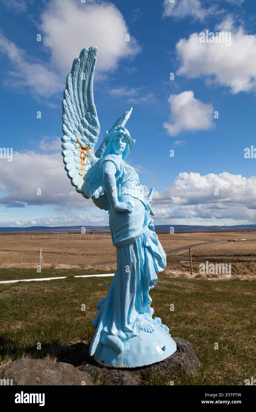 Statua di un angelo blu a Úthlíðarkirkja chiesa e vista su tutta Thingvellir National Park sul Golden Circle Route, Islanda Foto Stock