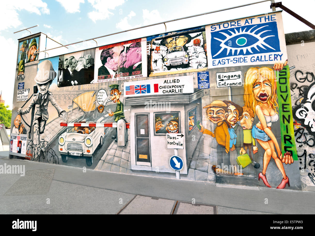 Germania Berlino: ricreato pitture murali del muro di Berlino presso il negozio di East Side Gallery Foto Stock