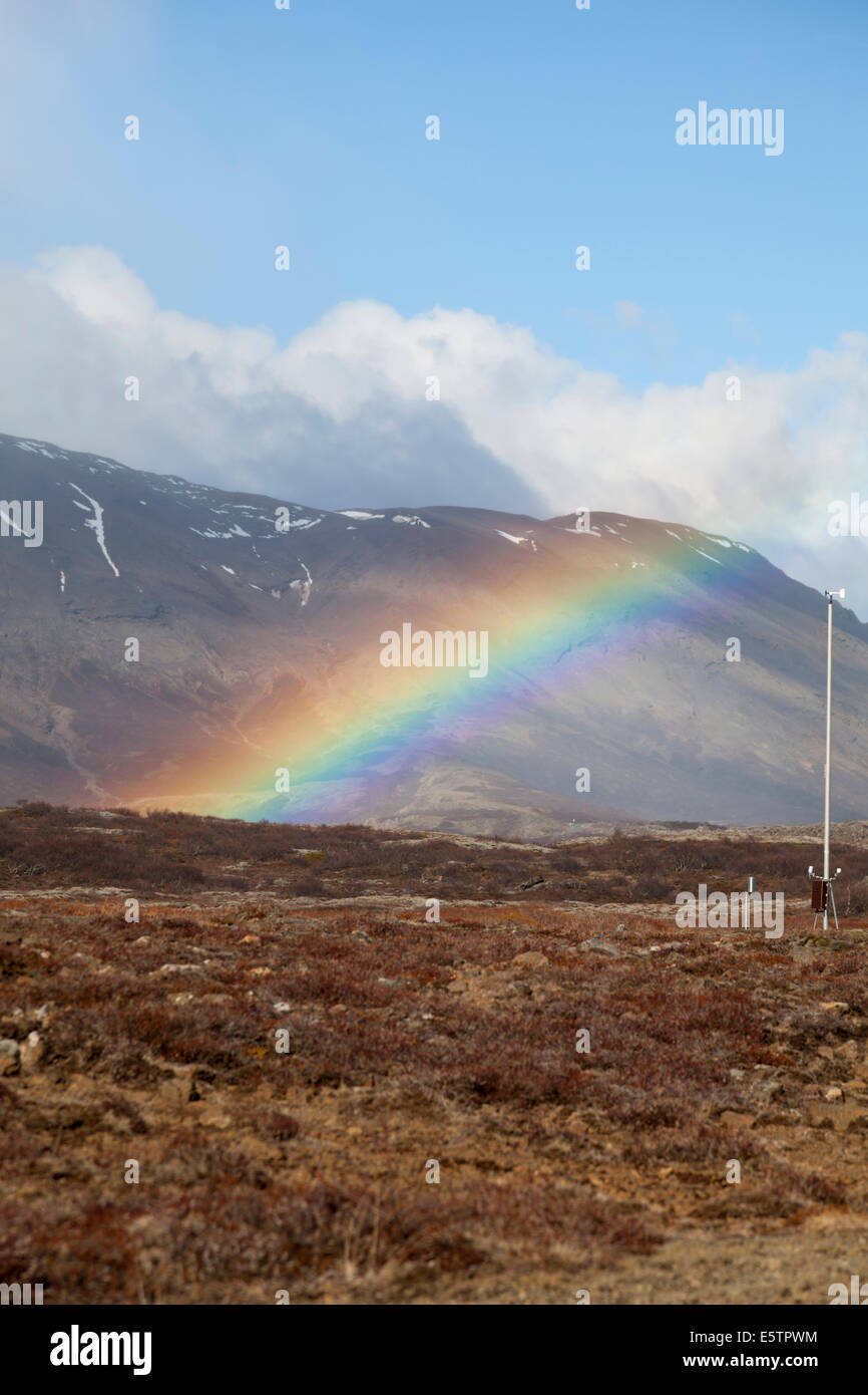 Arcobaleno colorato stretching attraverso il paesaggio nel sud-ovest dell'Islanda Foto Stock