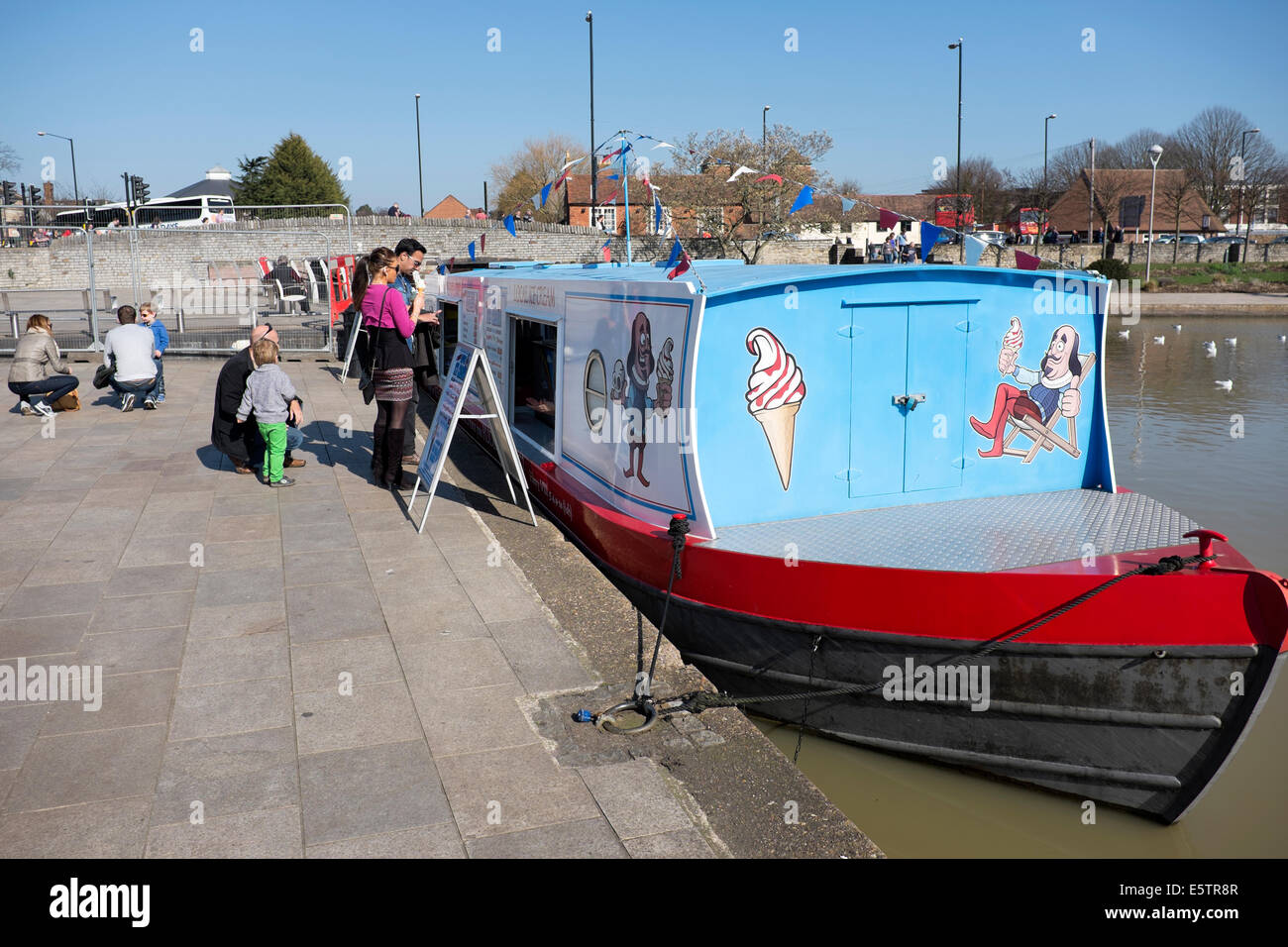 Ice Cream Venditore Barge Canal Boat Stratford Upon Avon Regno Unito Regno Unito Inghilterra Gran Bretagna Foto Stock