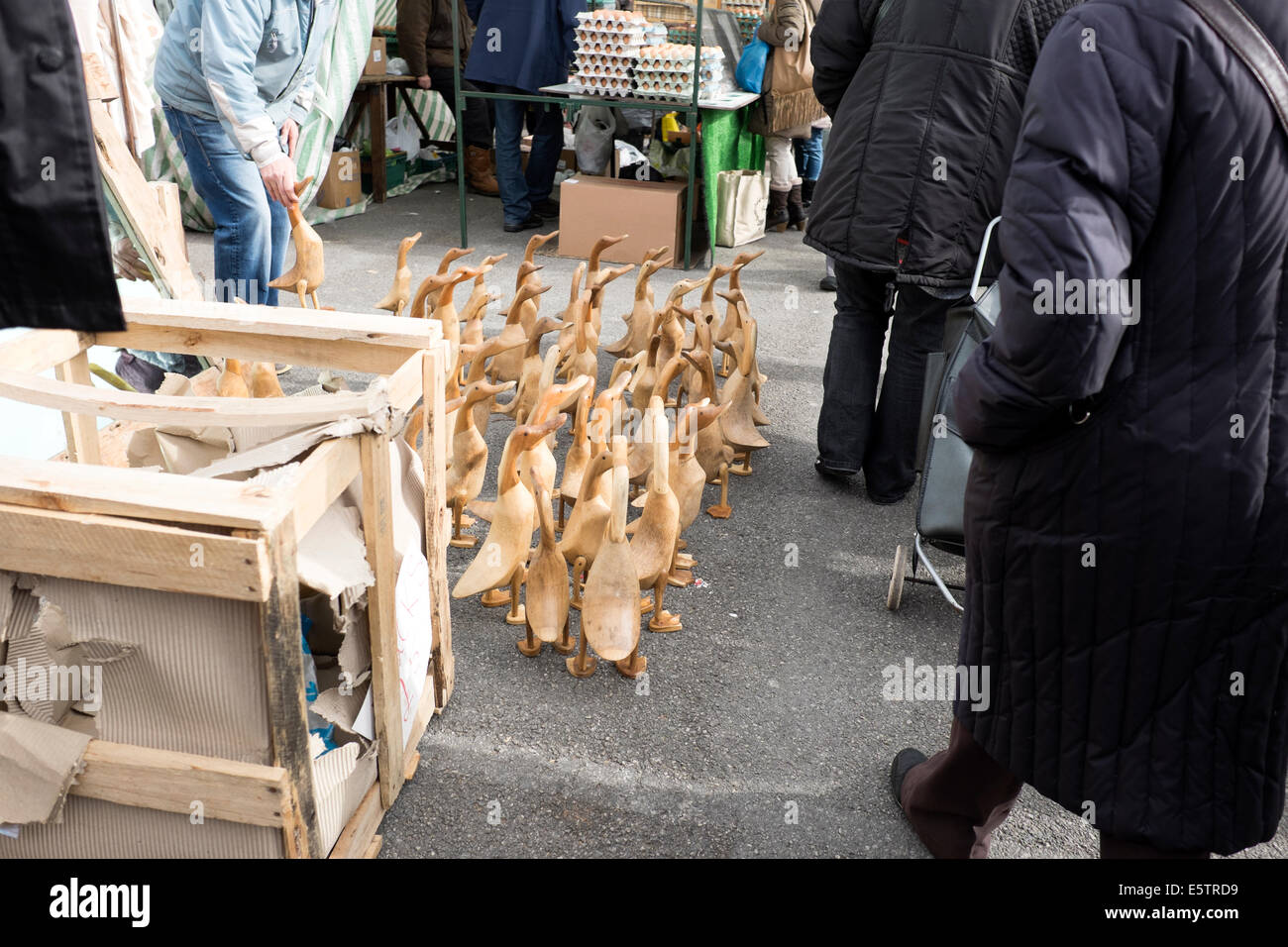 Legno anatre di legno per la vendita sul mercato di strada Foto Stock