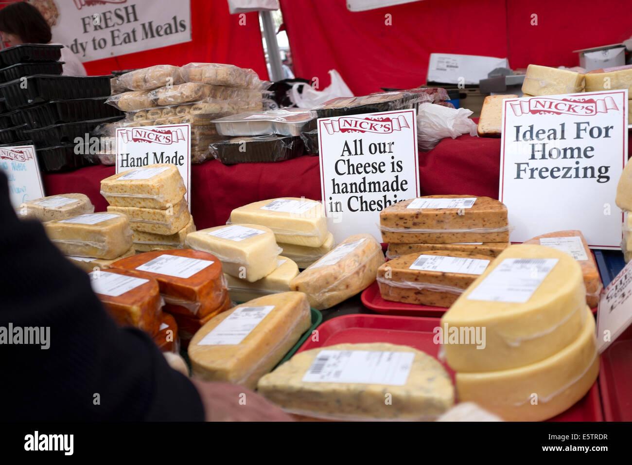 Gli agricoltori di stallo di mercato la vendita di formaggio artigianale Foto Stock