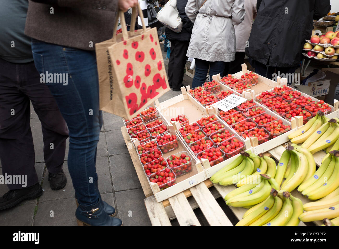 Fragole e banane frutta per la vendita sul mercato degli agricoltori Foto Stock