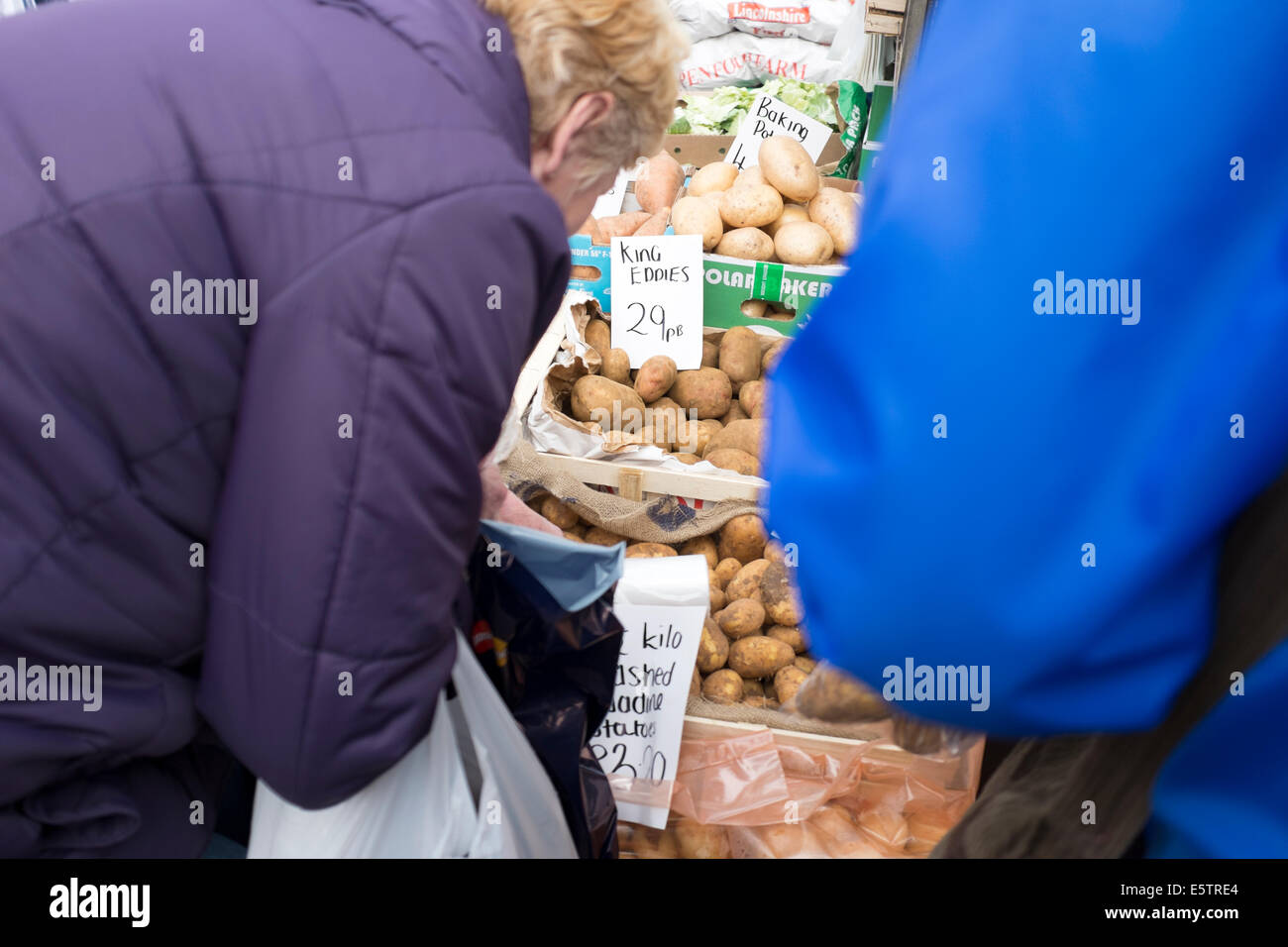Mercato degli Agricoltori di patate donne ACQUISTARE VENDITA Foto Stock