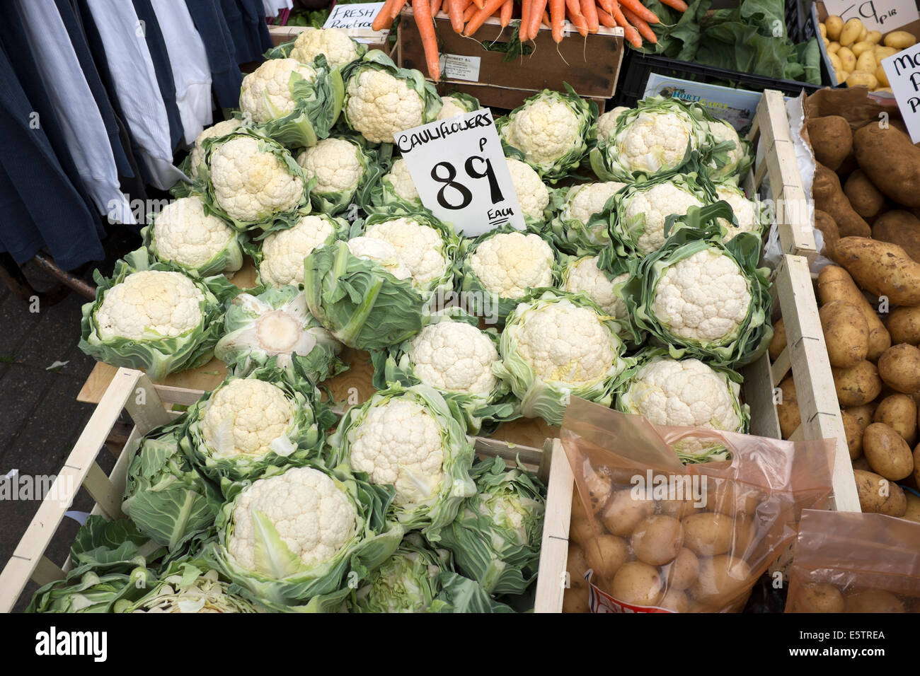 Mercato degli Agricoltori i cavolfiori in vendita qualche verdura fresca Foto Stock