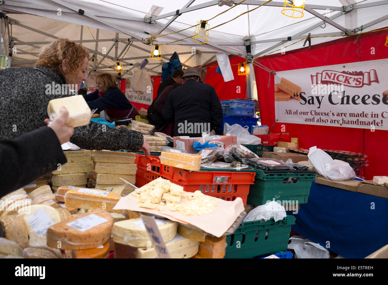 Mercato degli Agricoltori il formaggio venditore Maker stallo artigianale Foto Stock