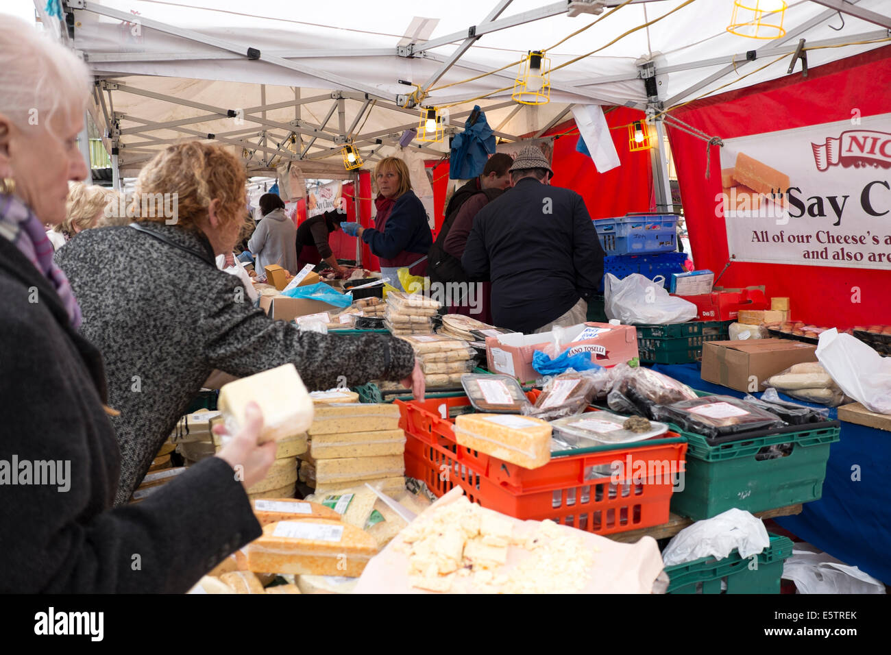 Mercato degli Agricoltori il formaggio venditore Maker stallo artigianale Foto Stock