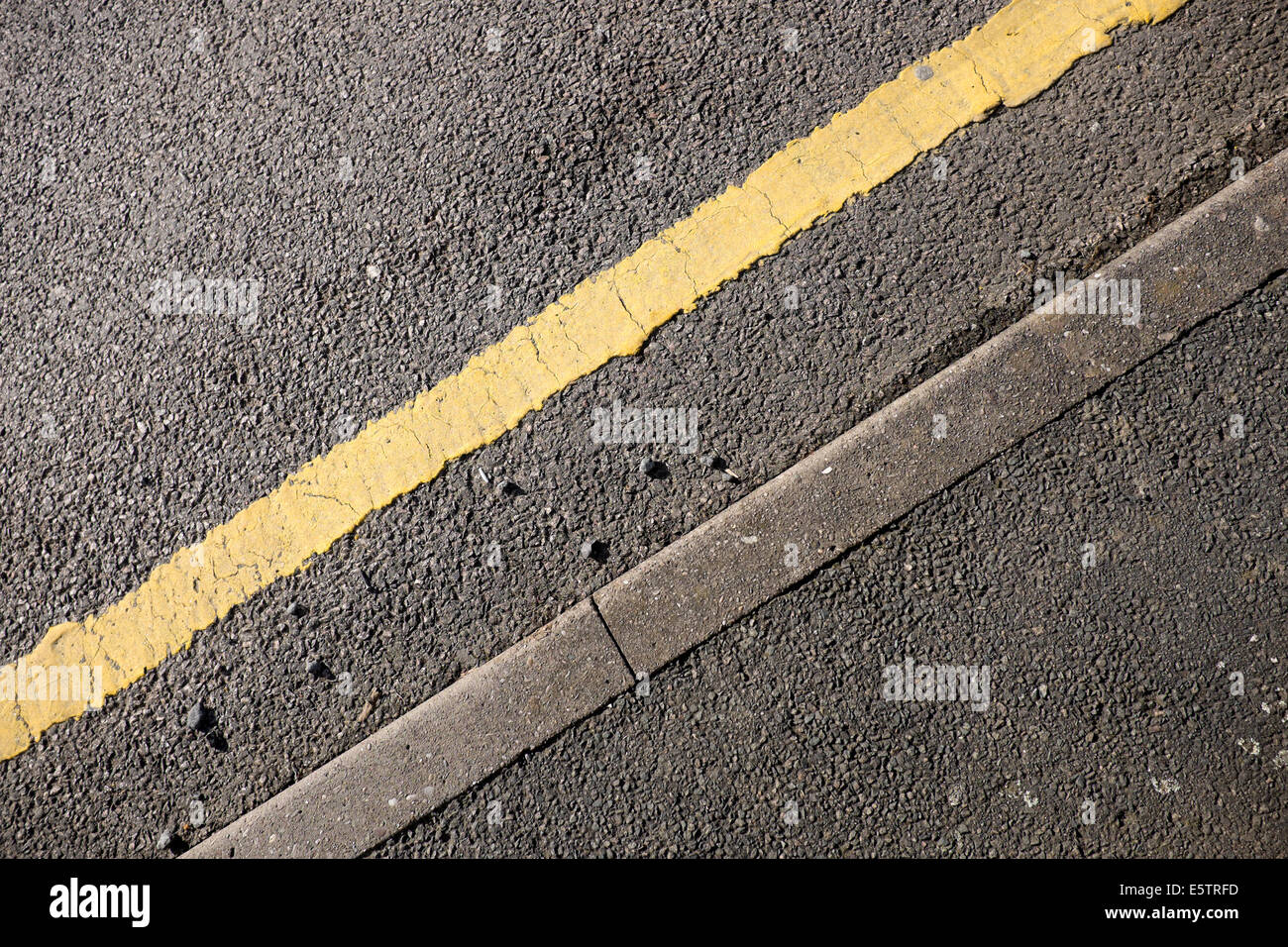 Marciapiede marciapiede strada asfaltata linea gialla 1 Uno Foto Stock