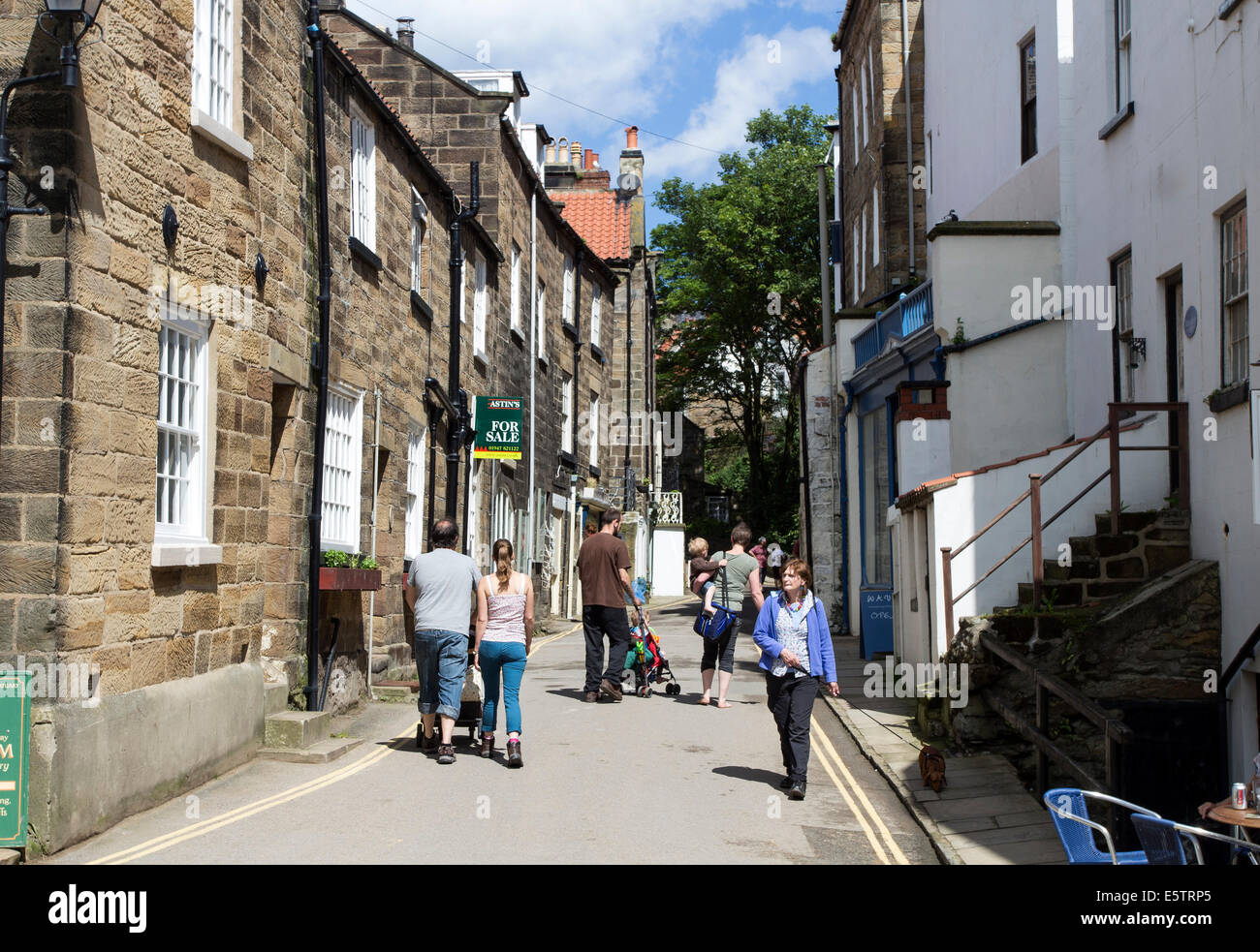 Scena di strada con Casa in vendita Accedi Robin Hood's Bay, North Yorkshire England Regno Unito Foto Stock