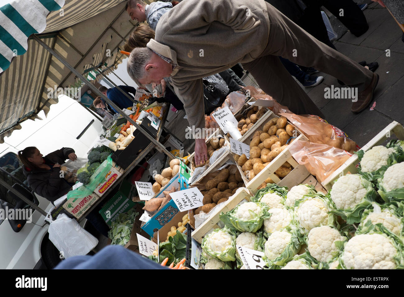 Mercato degli Agricoltori picking Acquisto di Veg di patate Foto Stock