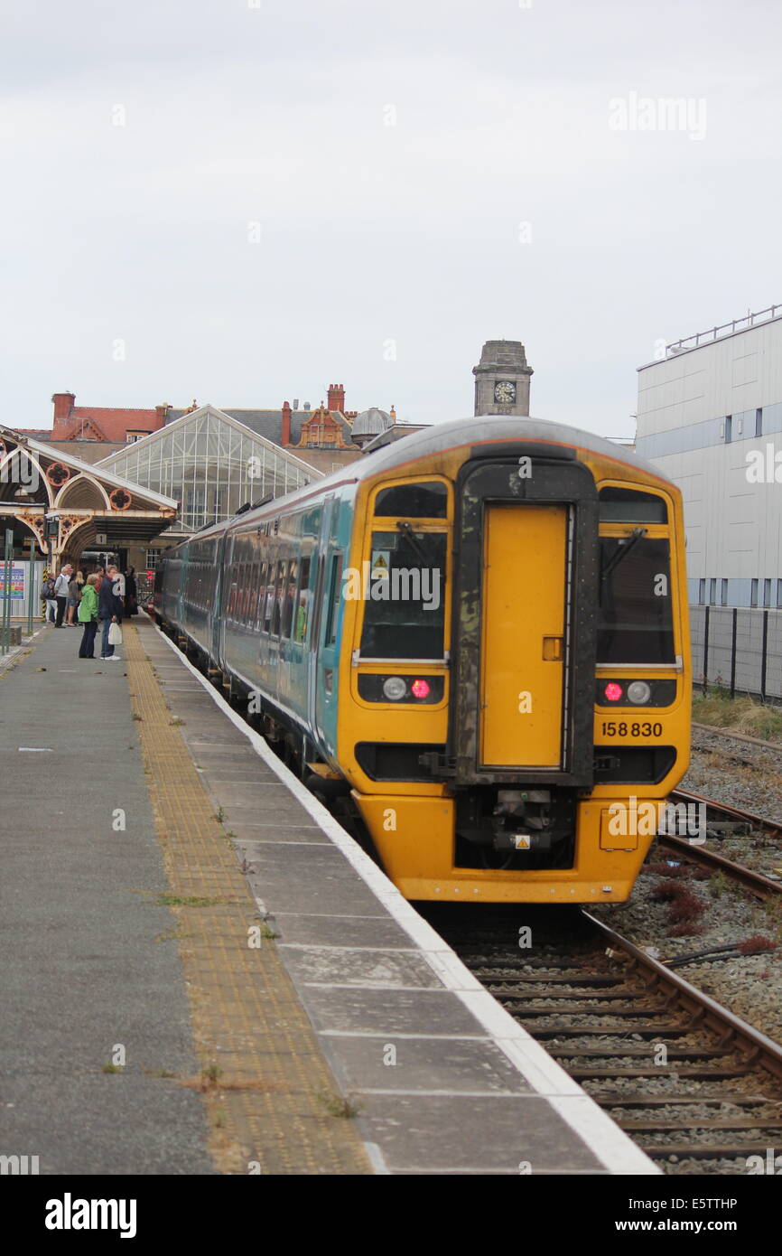 Un treno si trova in Aberystwyth stazione ferroviaria Foto Stock