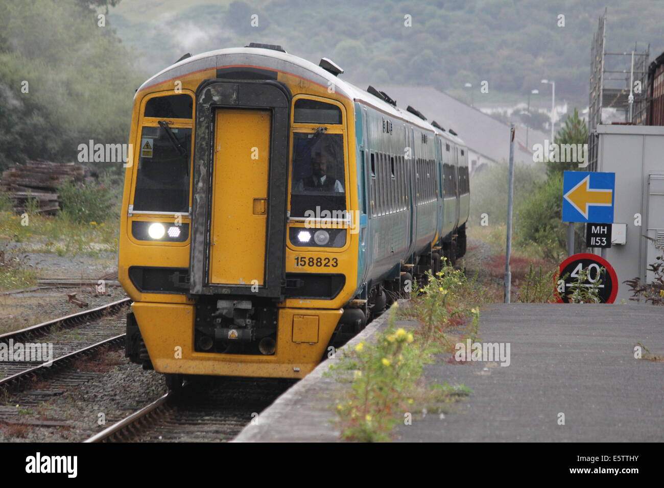 Aberystwyth stazione ferroviaria con un Cambrian Coast treno in arrivo Foto Stock