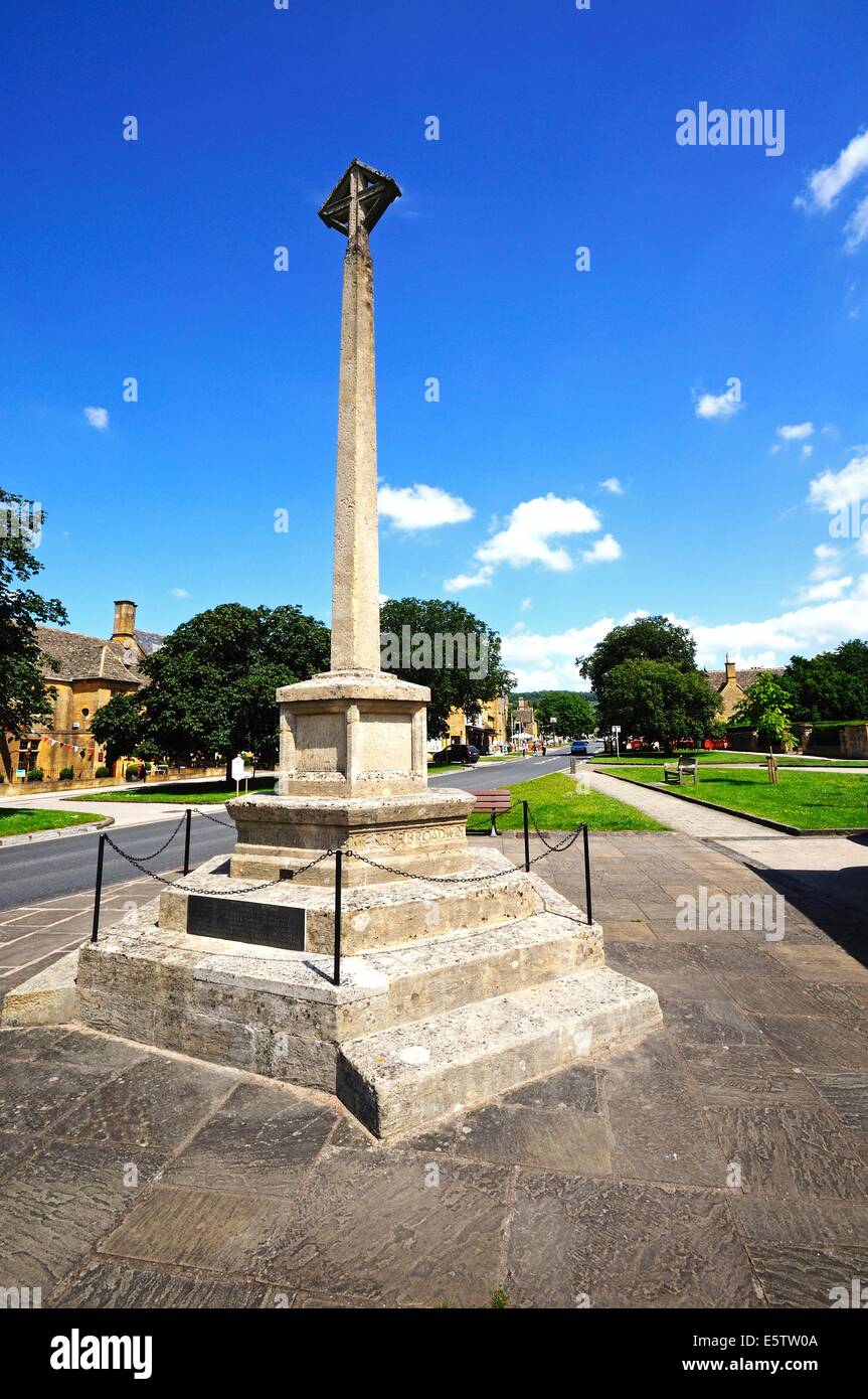 Stone Memoriale di guerra nel centro del villaggio, Broadway, Cotswolds, Worcestershire, Inghilterra, Regno Unito, Europa occidentale. Foto Stock