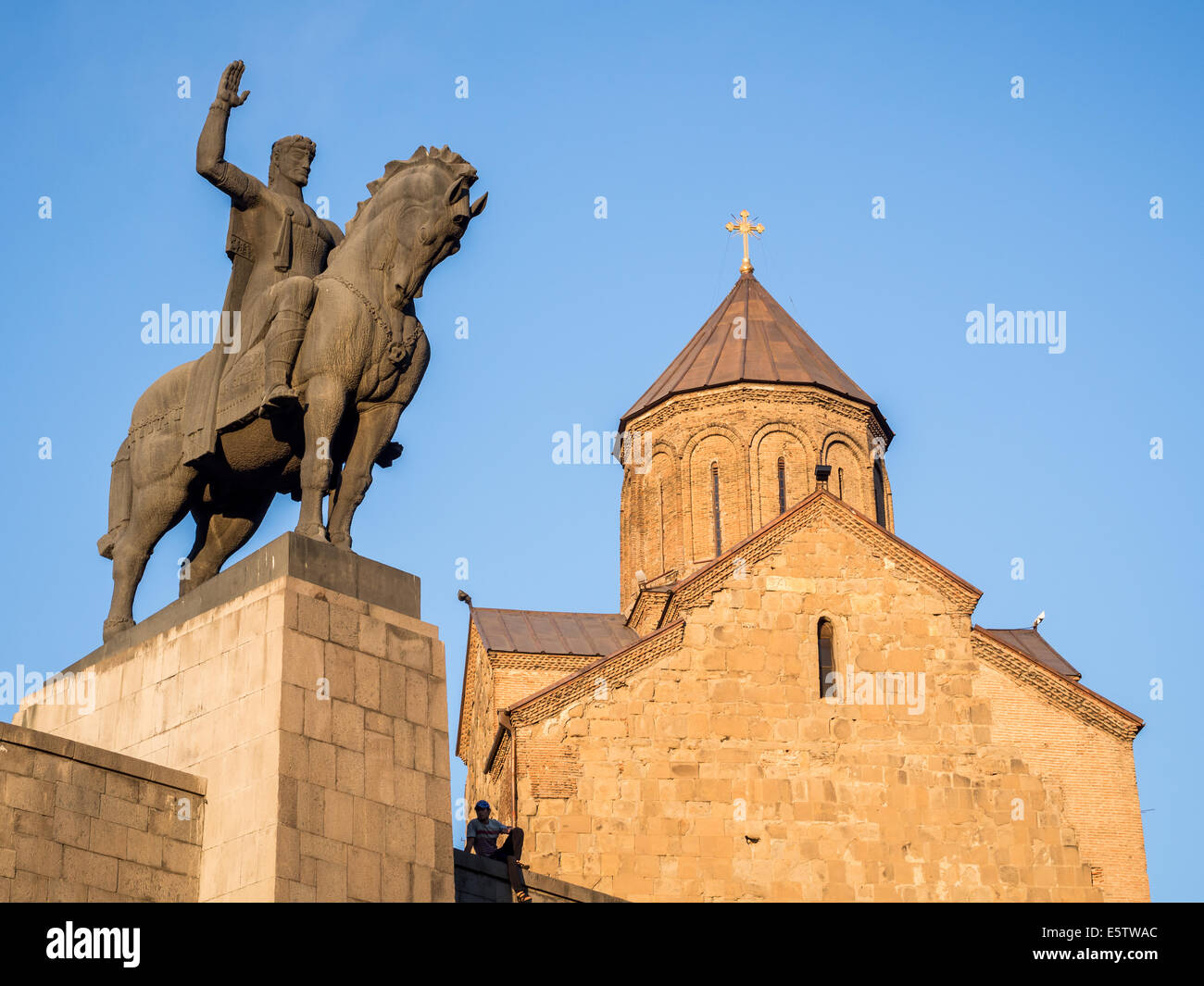 Chiesa di Metekhi e la statua del re Vakhtang Gorgasali nella città vecchia di Tbilisi, capitale della Georgia, ay tramonto. Foto Stock