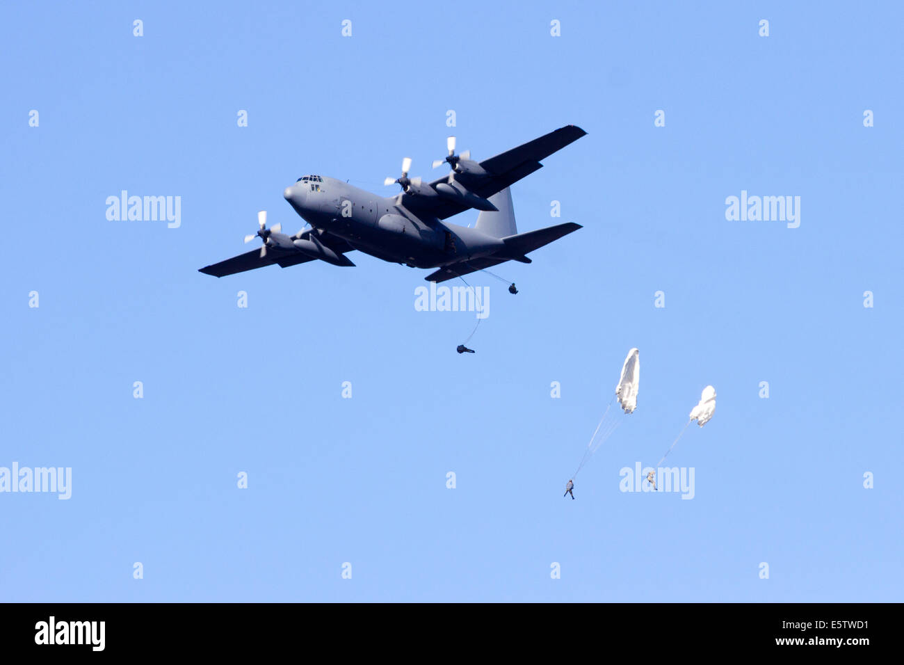 Per il trasporto militare scende piano paracadutisti Foto Stock