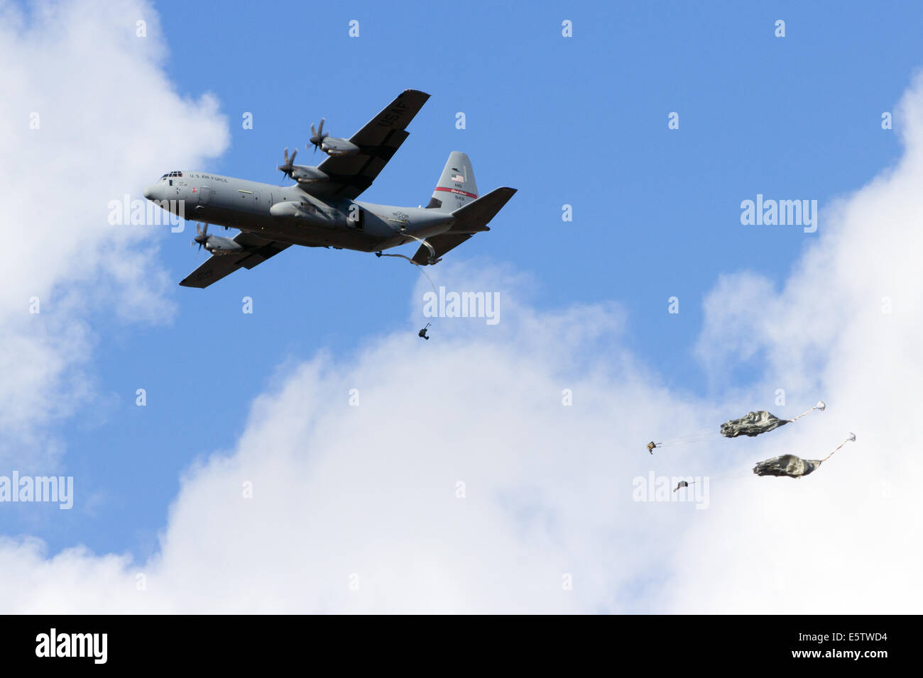 EDE, Paesi Bassi - Sep 22: noi ANG C-130 Hercules scende para troopers all'operazione Market Garden memorial il Sep 22, 2012 nea Foto Stock