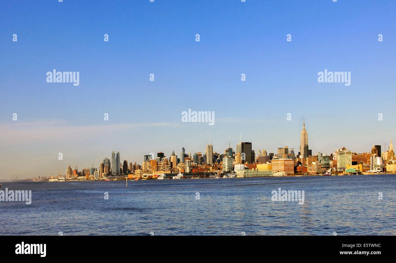Vista della città di New York e Manhattan attraverso il fiume Hudson in Hoboken New Jersey Foto Stock
