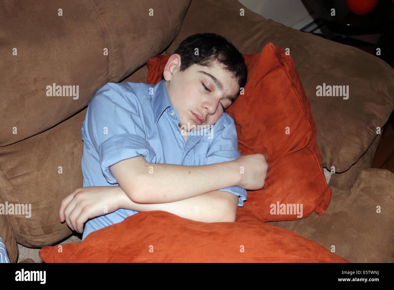 12 anno vecchio ragazzo napping Foto Stock