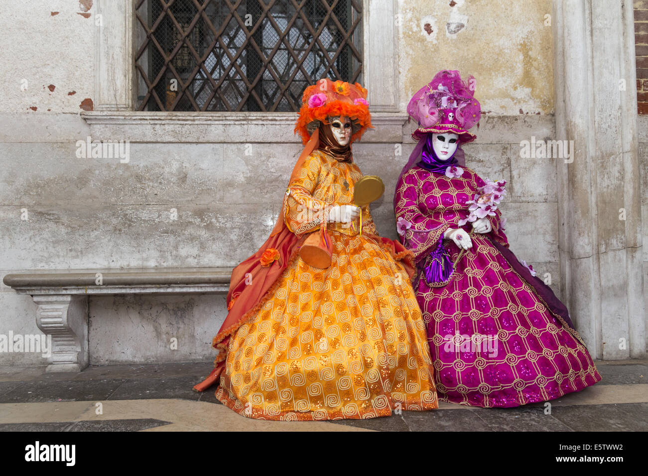 La gente in costume in Piazza San Marco durante il Carnevale di Venezia Foto Stock