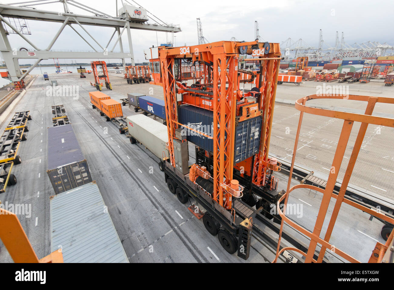Contenitore mobile dello spanditore in azione a un terminale per container a Rotterdam. Foto Stock