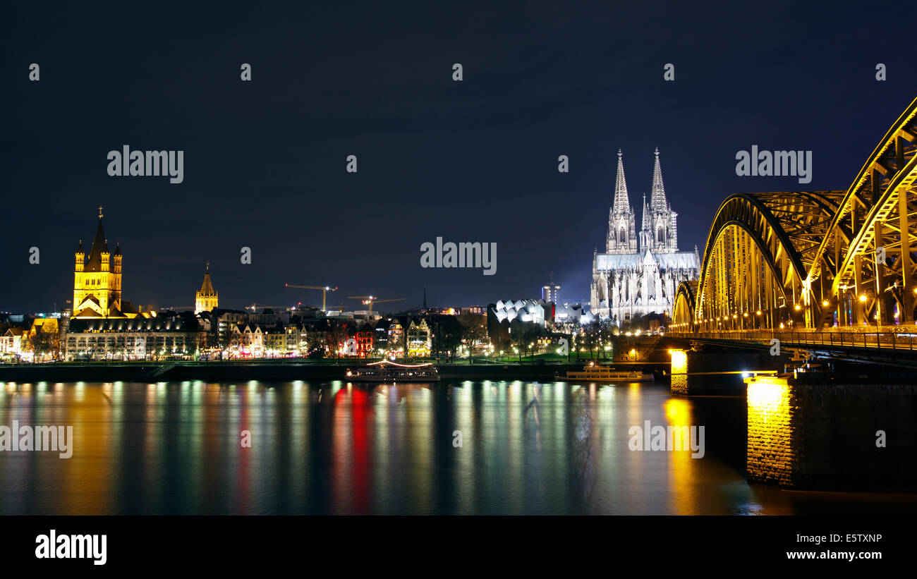 Riverside vista della cattedrale di Colonia e ponte ferroviario sul fiume Reno, Germania Foto Stock