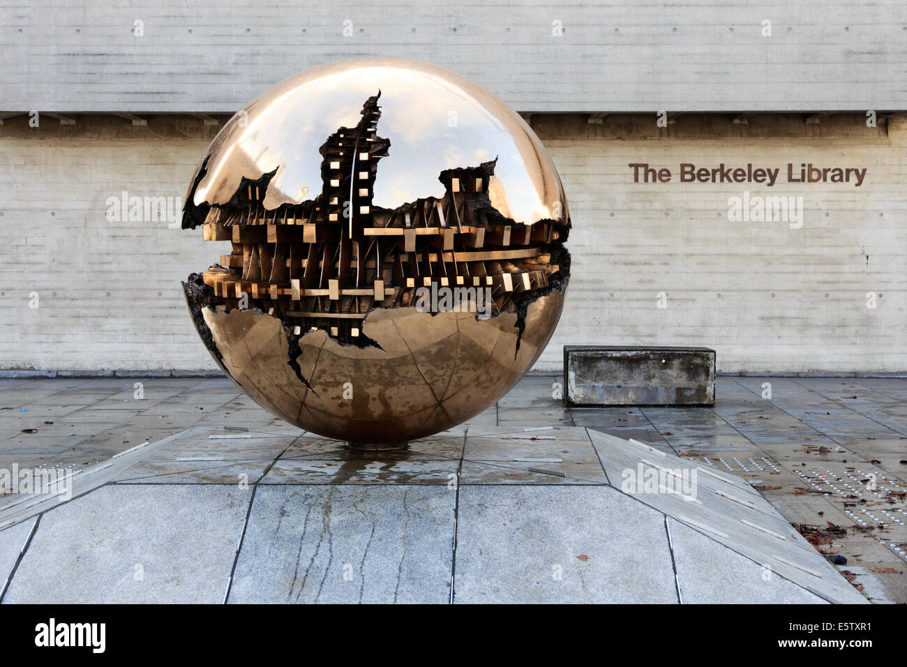 Abstract sferica scultura di metallo su un cortile del Trinity College a Dublino, Irlanda. Foto Stock