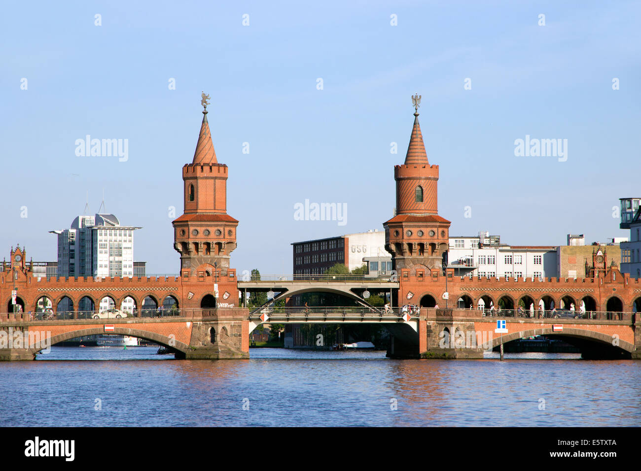 Oberbaum ponte sopra il fiume Sprea a Berlino, Germania Foto Stock