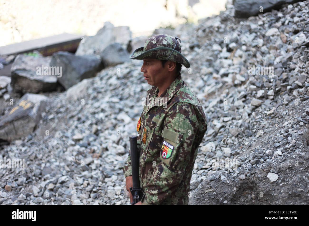 A Kabul, Afghanistan. Il 6 agosto, 2014. Un esercito nazionale afghano soldato sta di guardia ad un checkpoint nella periferia di Kabul, Afghanistan, il 6 agosto 2014. Due attacchi di insider presumibilmente organizzato da militanti talebani contro il personale di sicurezza in Afghanistan hanno rivendicato almeno otto vive tra cui sette poliziotti afghani e un due stelle esercito degli Stati Uniti in generale negli ultimi due giorni. Credito: Ahmad Massoud/Xinhua/Alamy Live News Foto Stock