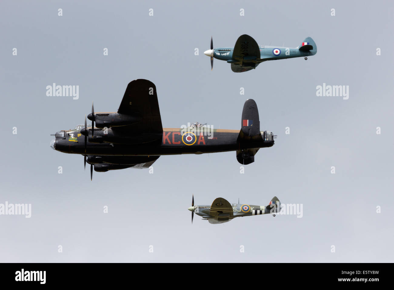 RAF volo storico con un Lancaster e Spitfires battenti sul Royal Dutch Air Force Open Days. Foto Stock