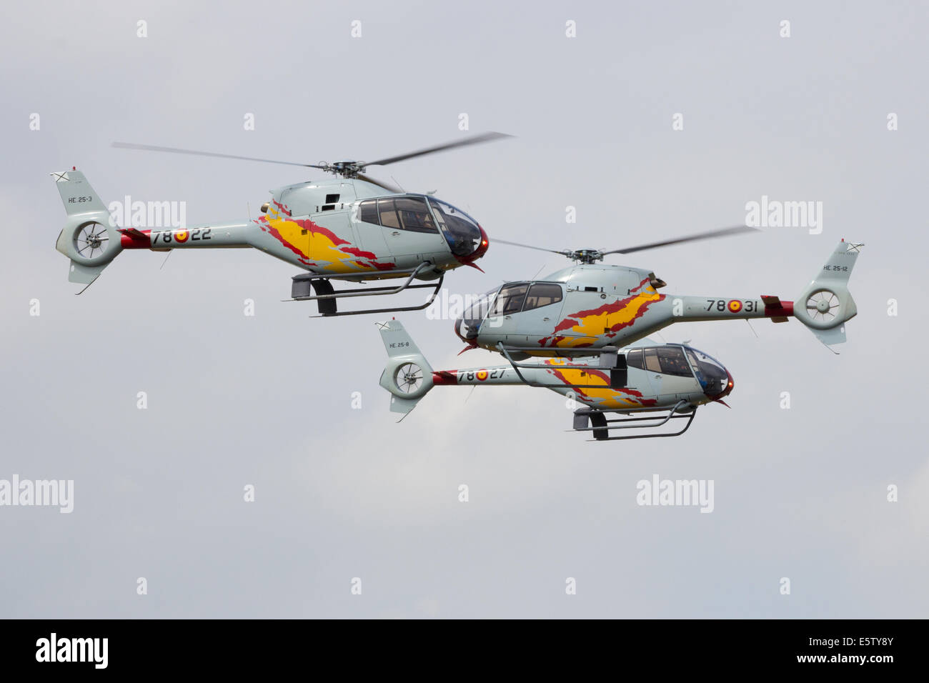 Gli elicotteri della spagnola Air Force team Patrulla Aspa di eseguire durante un'esibizione aerea. Foto Stock