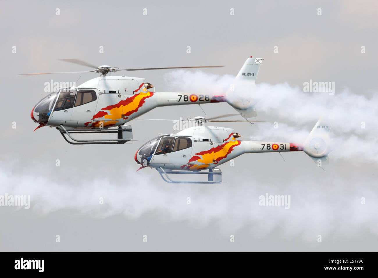 Gli elicotteri della spagnola Air Force team Patrulla Aspa di eseguire durante un'esibizione aerea. Foto Stock