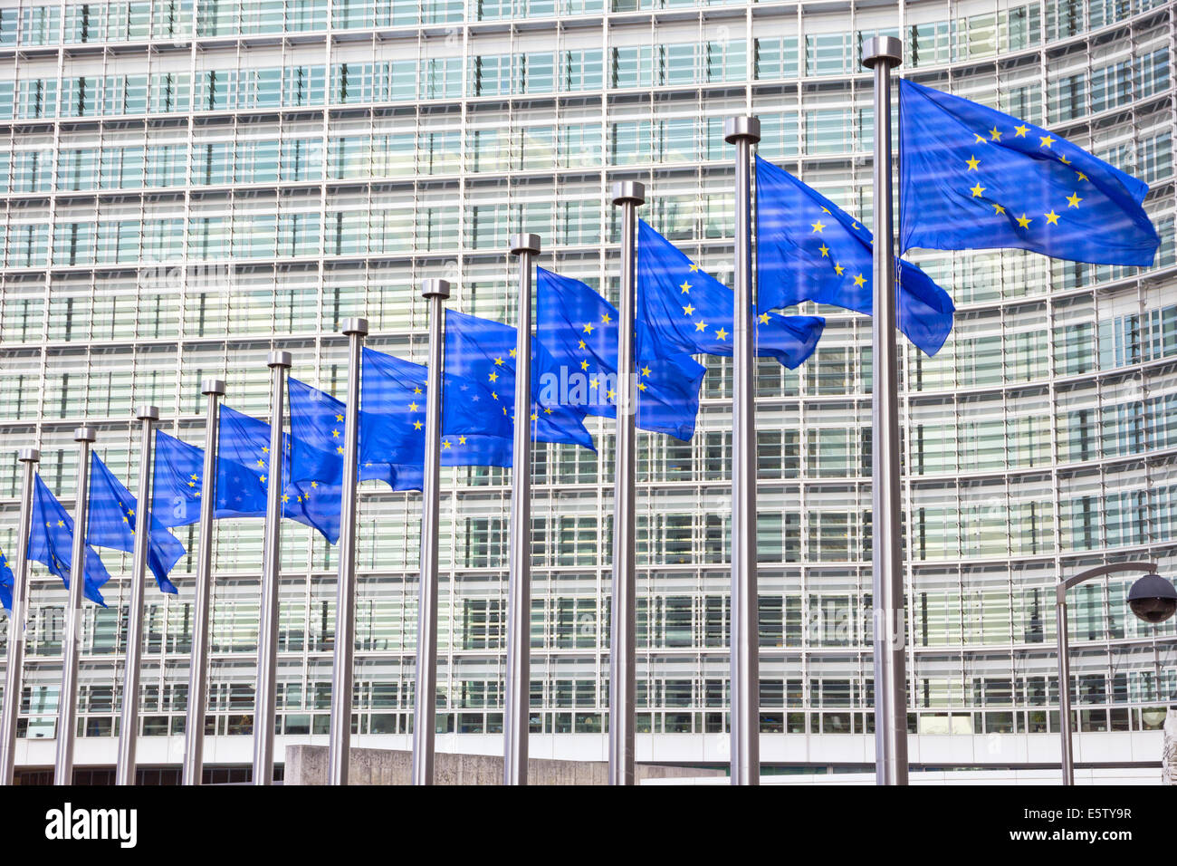 Bandiere dell'UE edificio della Commissione a Bruxelles Foto Stock