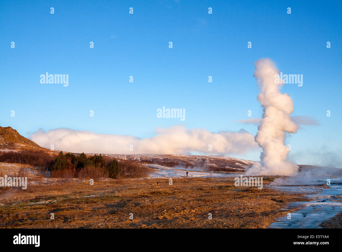 Geyser in Islanda in eruzione all'alba Foto Stock