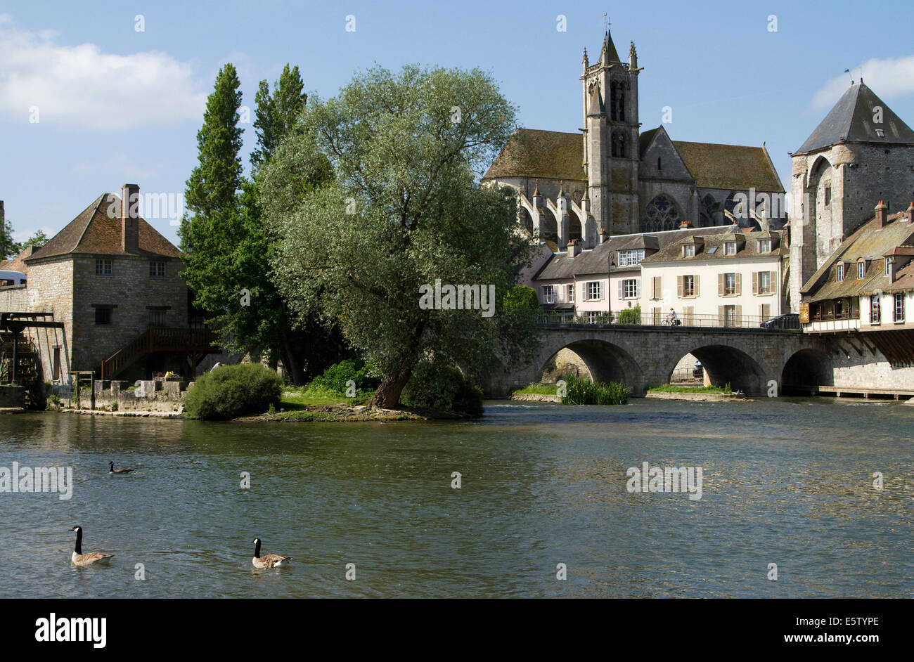 La città di fiume di Moret sur LOING in Ile de France Foto Stock