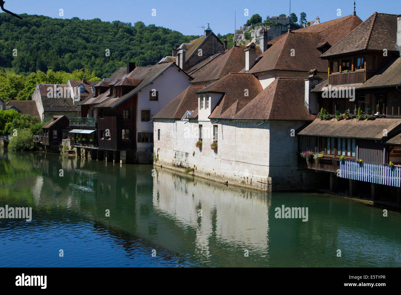 La città di fiume di Ornans lungo la Loue, in Doubs Giura nella regione di Franche Comté Foto Stock