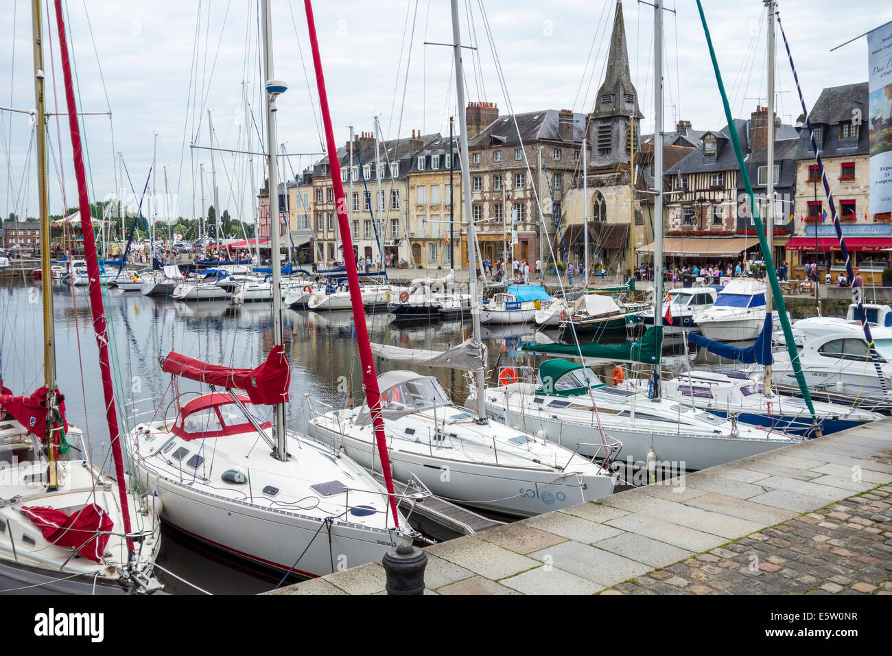 Porto di Honfleur Normandia Francia barche ristorante francese Foto Stock