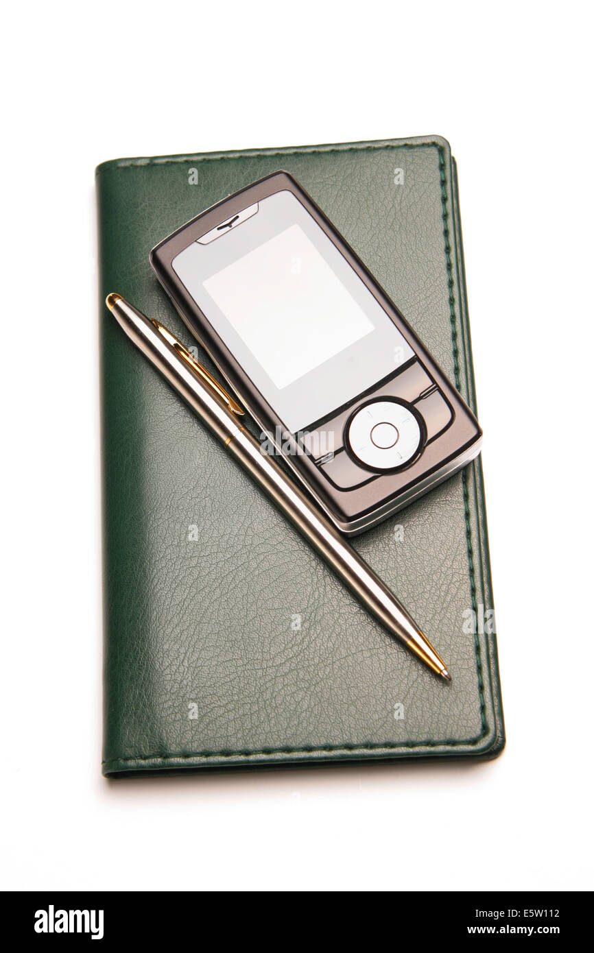 Telefono cellulare, penna su organizer in pelle isolate su sfondo bianco Foto Stock
