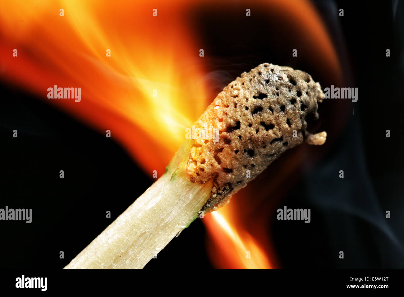 Fiammifero bruciato close-up su sfondo nero Foto Stock