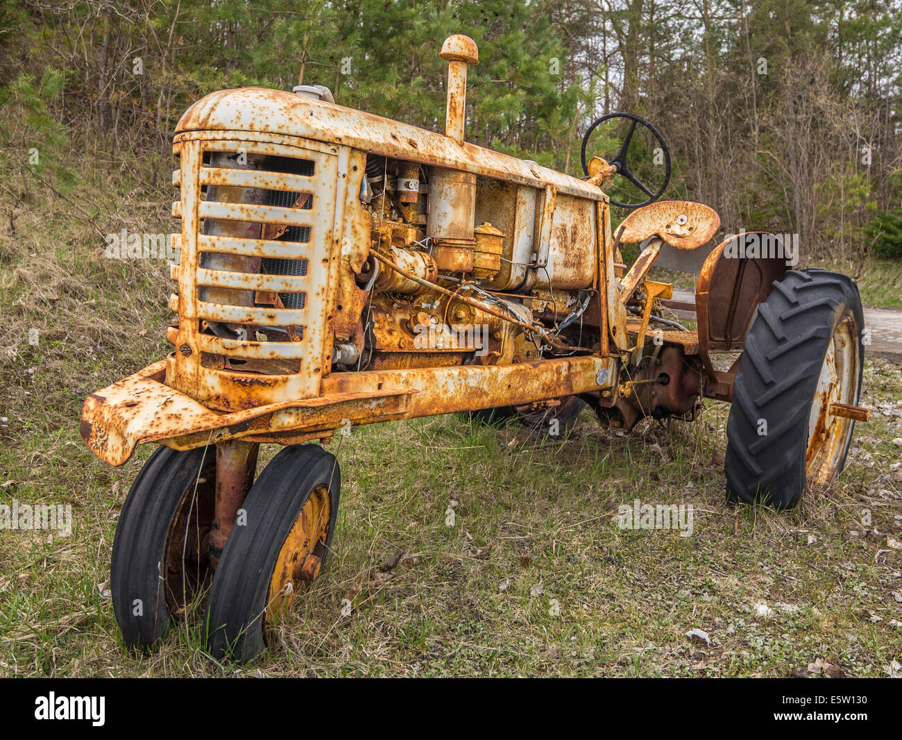 Un arrugginito vecchio trattore. Foto Stock