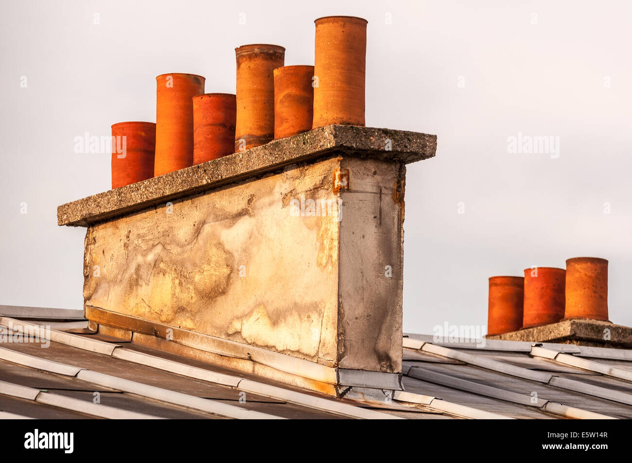 Una vista ravvicinata del tetto comignoli in Parigi Francia. Foto Stock