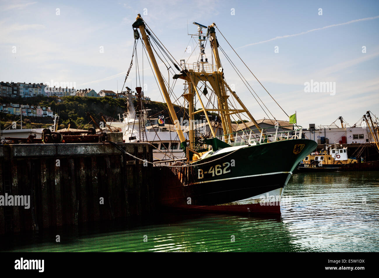 Le barche nel porto di brixham devon Foto Stock