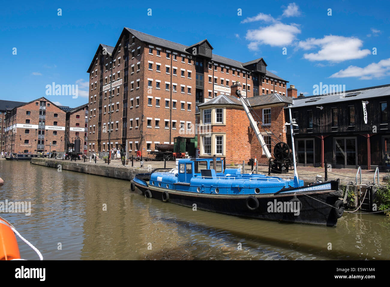 GLOUCESTER DOCKS con imbarcazione attraccata E E TURISTI Foto Stock