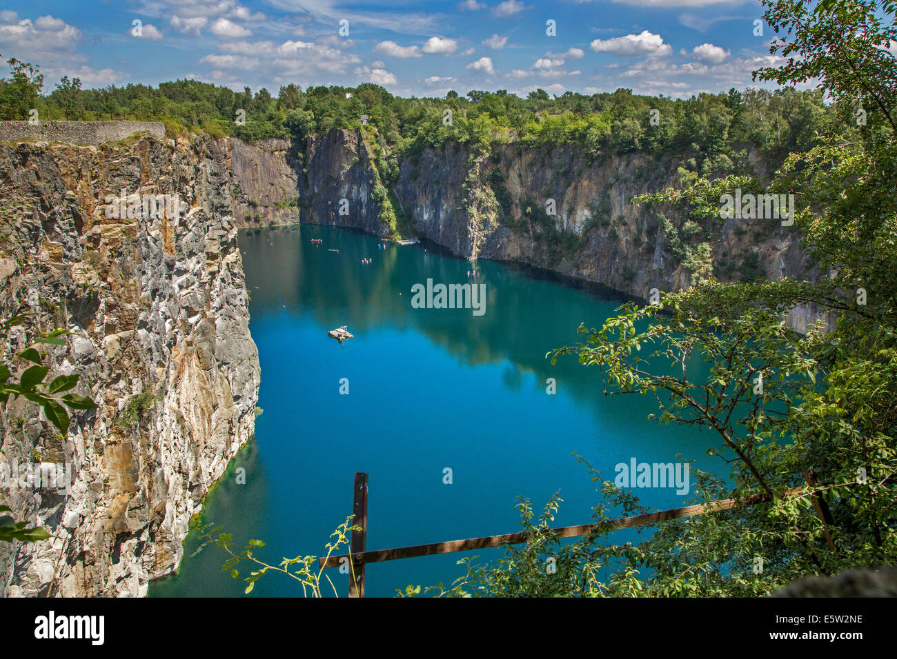 Lago della vecchia cava di porfido Carrière De Cosyns, ora un punto di immersione in Belgio, Lessines / diminuire, Hainaut, Belgio Foto Stock