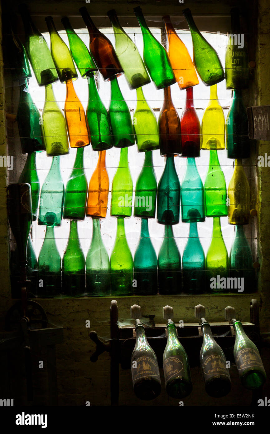 Colorate le bottiglie di birra a Oud Beersel, belga artigianale birrificio Lambic birra kriek geuze e birre, Fiandre, in Belgio Foto Stock